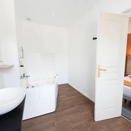 Logis - & Restaurant Du Marche 호텔 2*