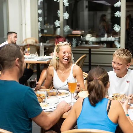 Logis - & Restaurant Du Marche 호텔 2*